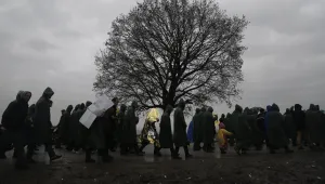 Стотици бежанци протестират в лагера в Идомени