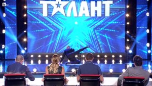 Той е екстравагантен и ще ви смае с танците си. Той е Александър Расменг (цялото изпълнение)