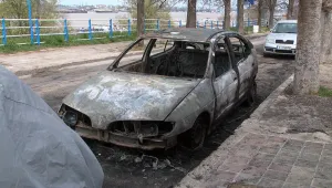 Подпалиха коли в Русе, жена пострада в опит да угаси пламъците 