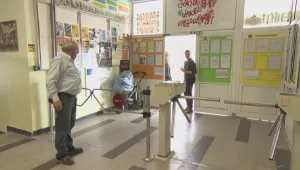 Оборудват училищата с паникбутони и електронни карта от догодина