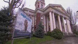 Стотици творци протестираха пред Народния театър