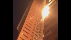 Огромен пожар избухна в жилищна сграда в ОАЕ (ВИДЕО)