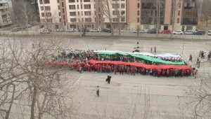 Над 1000 ученици от Варна опитаха да направят най-голямото българско знаме