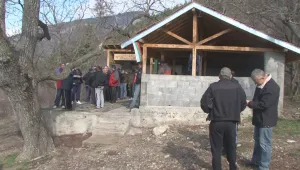 Ловци от Карлово направиха жива верига, за да спасят направена от тях беседка