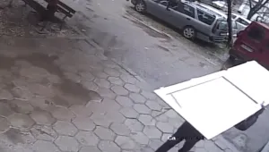 Знаете ли кой открадна тази… врата? (ВИДЕО)