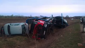 Пълен автовоз се обърна в Пловдив