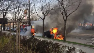 Четири коли изгоряха до Моста на влюбените в София (СНИМКИ И ВИДЕО)