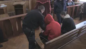 Съдът решава дали да остави в ареста младежите, обвинени в убийство на таксиметров шофьор
