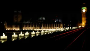 Лондончани почетоха жертвите на атентата с бдение (СНИМКИ, ВИДЕО)