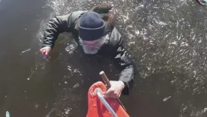 Спасители извадиха рибар от заледено езеро в Естония (ВИДЕО)