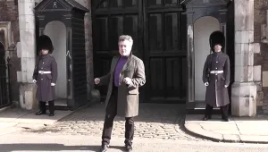 Гневен гвардеец прогони досаден турист пред кралски дворец (ВИДЕО)