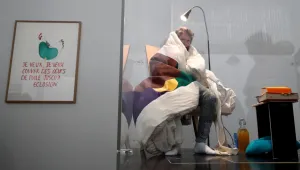 Ексцентричен френски творец... мъти яйца в музей