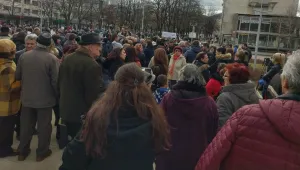 Перничани на протест заради липсата на парно
