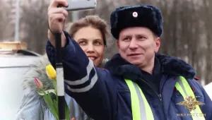 Руски полицаи изненадват дами с цветя на 8 март 
