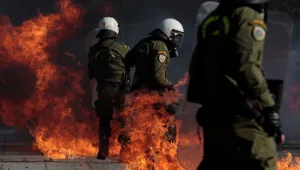 Анархисти влязоха в сблъсък с  полицията в Солун (СНИМКИ)