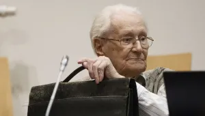 На 96 г. почина Оскар Грьонинг –  Счетоводителя от Аушвиц