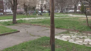 Стълб от уличното осветление падна върху деца в Пазарджик
