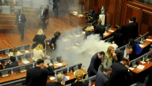 Опозицията в парламента на Косово спря гласуване с газ