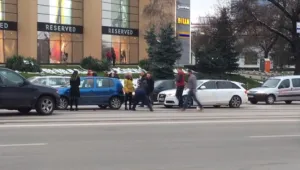 Саморазправа на пътя: Шофьор използва стик за голф при спор с други водачи 