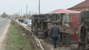 Румънски тир се обърна върху три автомобила в Кичево