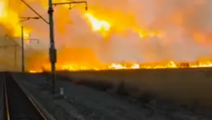 Влак премина през огнена стена в Русия (СНИМКИ и ВИДЕО)