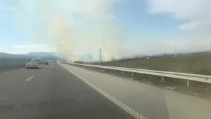 Сухи треви и стърнища горят на АМ „Тракия”