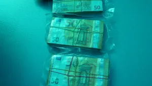 Гранични полицаи задържаха шофьор с 290 000 евро на 