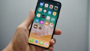 Коронавирусът може да оцелее до 96 часа върху дисплея на смартфона