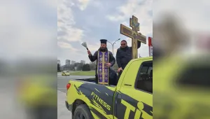 С вяра срещу пандемията: Отец поръси Бургас със светена вода… от пикап (ВИДЕО)