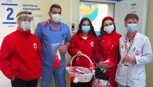 Доброволци на БЧК зарадваха с мартенички пациенти и медици 