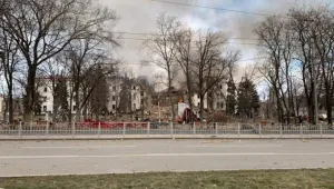 Спасяват оцелели след бомбардировката на театъра в Мариупол