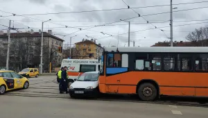 Катастрофа между автобус и кола в София, има ранен