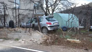 Кола самокатастрофира и се озова в двора на къща край Благоевград (СНИМКИ)