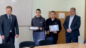 Наградиха двамата ученици, предотвратили влакова катастрофа (СНИМКИ)