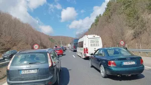 Две верижни катастрофи затвориха път край Пловдив, шестима са в болница