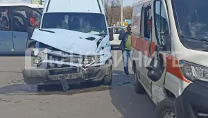 Микробус се блъсна в линейка, има пострадал лекар