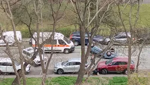 Телефонът ѝ паднал между педалите: Жена обърна колата си по таван (СНИМКИ)