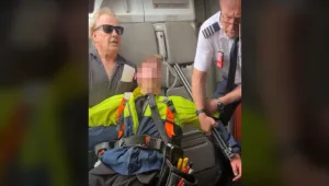 Пътници се обединиха и заловиха въоръжен тийнейджър на борда на самолет (ВИДЕО+СНИМКИ)