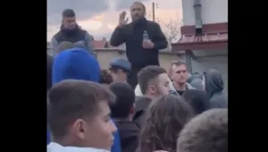 Свещеник в Кочани: Смирете се, докато погребем децата. След това, ако искате, запалете града (ВИДЕО)