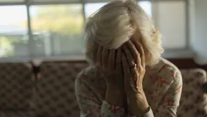 Мъж преби и заплаши да убие възрастната си майка в София