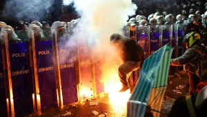 Полицай е бил залят с киселина по време на протестите в Истанбул
