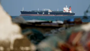 Международната морска организация: 2000 кораба и 20 000 моряци са блокирани в Ормузкия проток