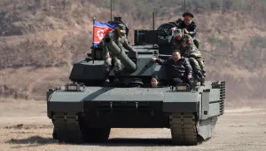 След ракетните изпитания и стрелбата с пистолет: Ким Чен-ун се качи на танк с дъщеря си (СНИМКИ)
