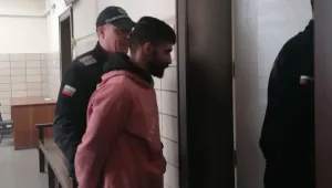 26-годишният мъж, откраднал кутията с дарения за болно дете, остава в ареста (СНИМКИ)