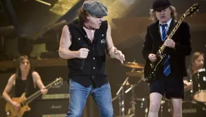Уволниха полицаите, които глобиха AC/DC в Румъния 