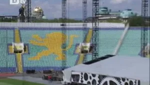 Дни преди концерта на AC/DC, конструкцията на сцената е готова