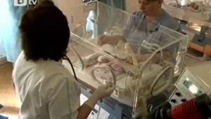 Оперираха по-малкото бебе на 62-годишната родилка  