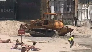 Булдозери изравняват пясъчната ивица на метри от плажуващите 