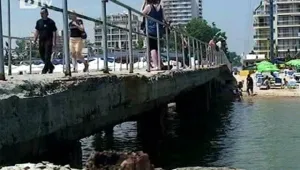 Полусъборен кей продължава да посреща туристите в Слънчев бряг