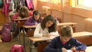 Деца решават задачи за малката матура по математика